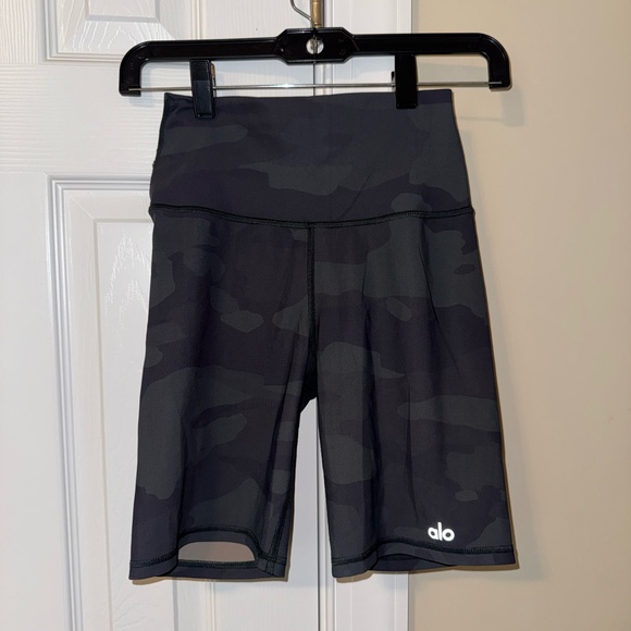 ALO Yoga Vapor Camo Bike Shorts - Picture 2 of 5